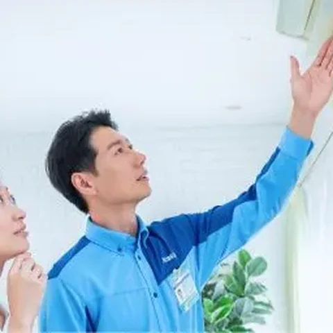 STEP04 お客様と一緒にエアコンの仕上がりを確認する担当者